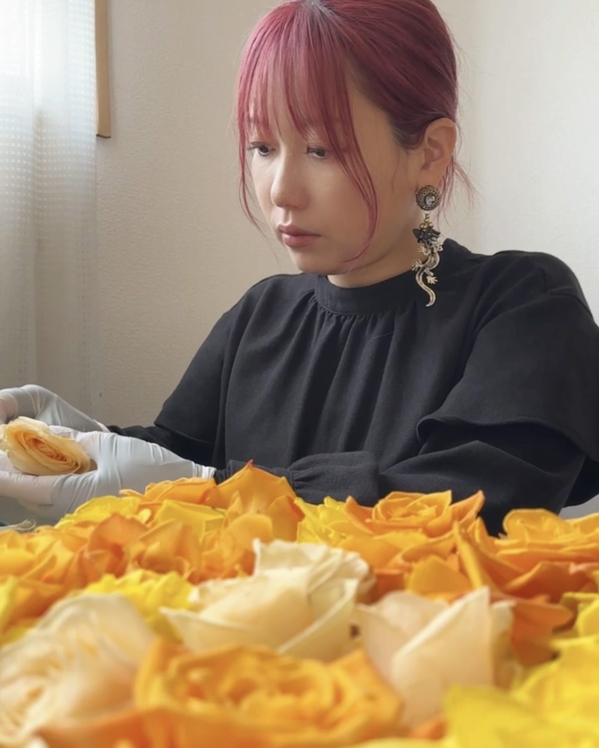 工房で花を一輪ずつ選び分けているところ